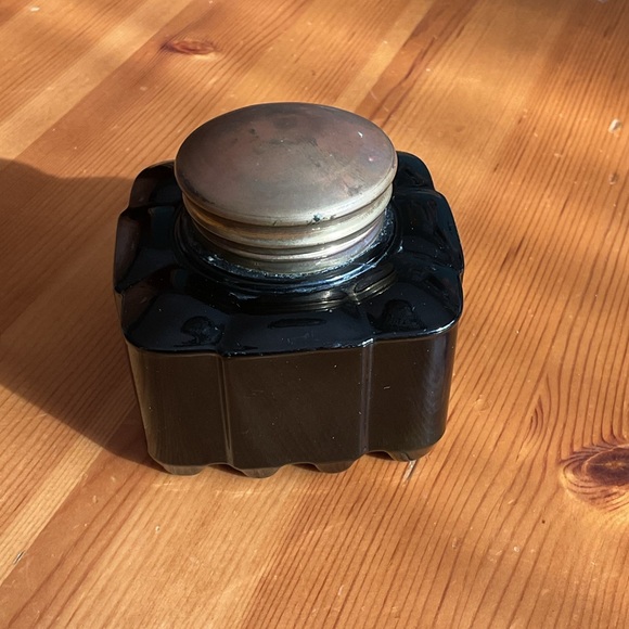 ANTIQUE EMERALD GREEN GLASS INKWELL BRASS CAP VERY SCARCE TO FIND! - Picture 2 of 15